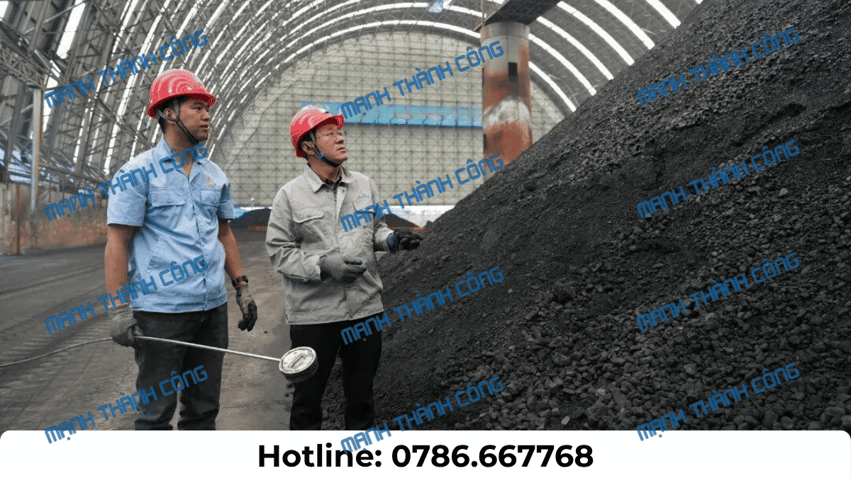 Kỹ thuật viên kiểm tra mẫu than và chứng từ tại khu vực tiếp nhận nhiên liệu