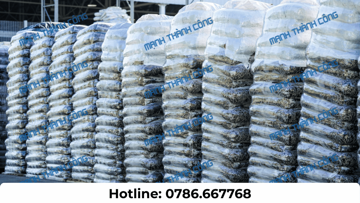 Khu vực chuẩn bị giao nhận than bùn với các kiện nguyên liệu được kiểm tra và sắp xếp gọn gàng