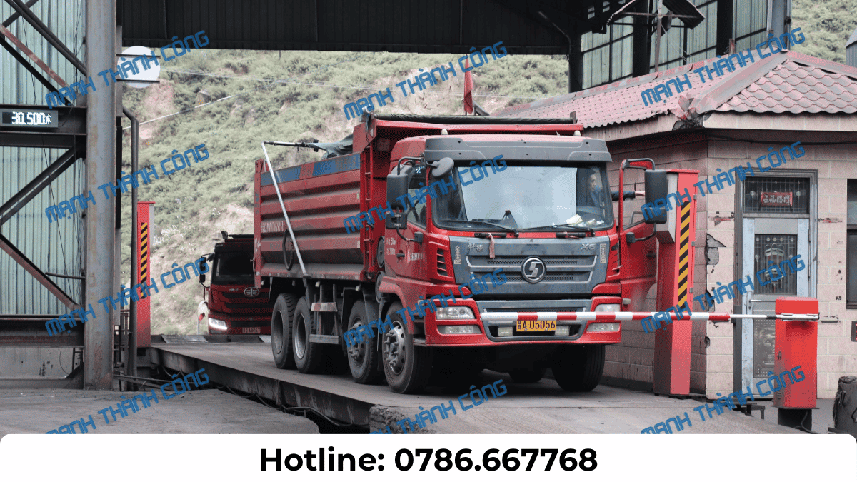Khu vực giao nhận than cám tại nhà máy công nghiệp có xe chở hàng và điểm cân