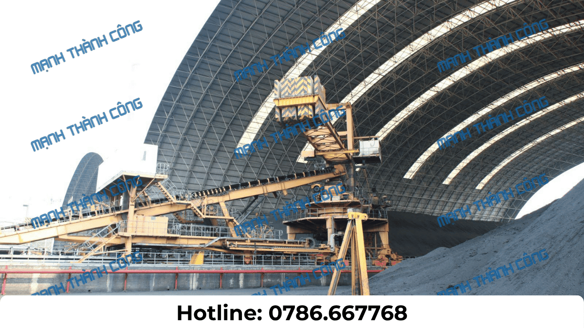 Kho chứa than cám công nghiệp và khu vực kiểm tra mẫu nhiên liệu