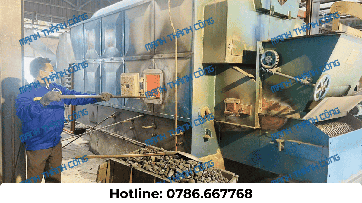 Khu vực lò hơi công nghiệp sử dụng than cám tại nhà máy