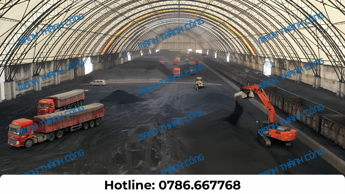 Xe vận chuyển than công nghiệp tại khu tiếp nhận hàng của nhà máy